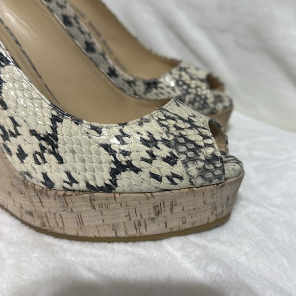 JIMMY CHOO Snakeskin Gray & Ivory Leather Peep Toe Cork Heels 7.5 (Sz 38) - Picture 10 of 17